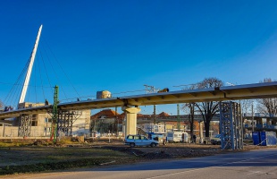 Megfeszítették az Esterházy hidat, megemelkedett, már nem támaszkodik