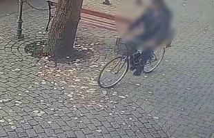 Kitalálta a számzár kódját, és ellopta a kerékpárt – lebuktatta a kamera