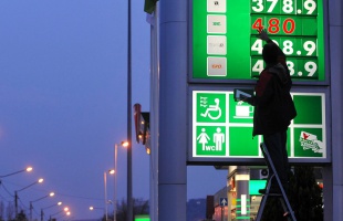 Brutális árzuhanás: hétfőtől 480 forintra csökkentik a benzin árát