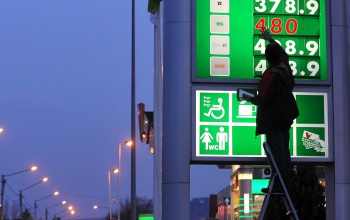 Brutális árzuhanás: hétfőtől 480 forintra csökkentik a benzin árát