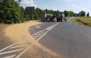 Gabona borult a főútra Böhönyén