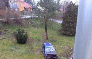 A kerítést átszakítva a kert közepén landolt az autó