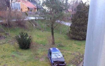 A kerítést átszakítva a kert közepén landolt az autó