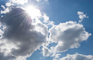 Felhős ég és szél napközben