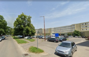 Októbertől lezárják a rendőrség melletti parkolót
