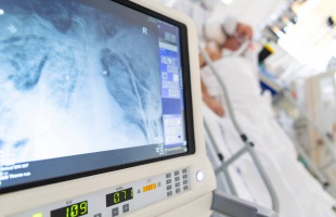 4604 új fertőzöttet azonosítottak, 1093-an vannak lélegeztetőgépen