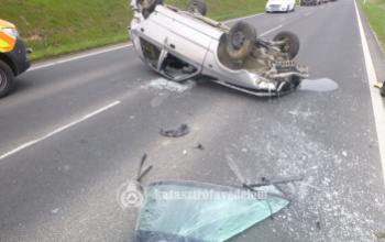 Az út közepén állt meg a felborult személyautó - Nagy baleset volt hétfőn Taszárnál