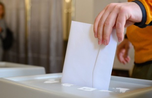 Szolgálatot teljesítő rendőrök, tűzoltók, bv-sek és katonák is szavazhatnak