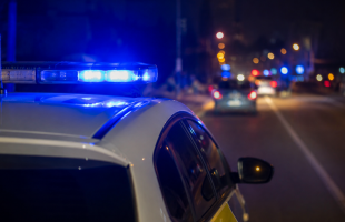 Agresszívan reagált a vádlott a sértett félreértett karjelzésére