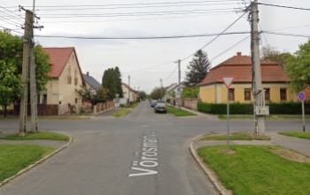 Nem adta meg az elsőbbséget, egy rendőrautóval csattant a figyelmetlen sofőr a Kisfaludy utcában