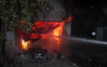 Kiégett egy garázs és a bent parkoló autó Kaposfőn