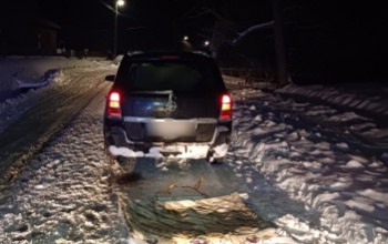 Veszélyes mutatvány a közúton: motorháztetőn vontatott gyerekeket egy autós Tab közelében