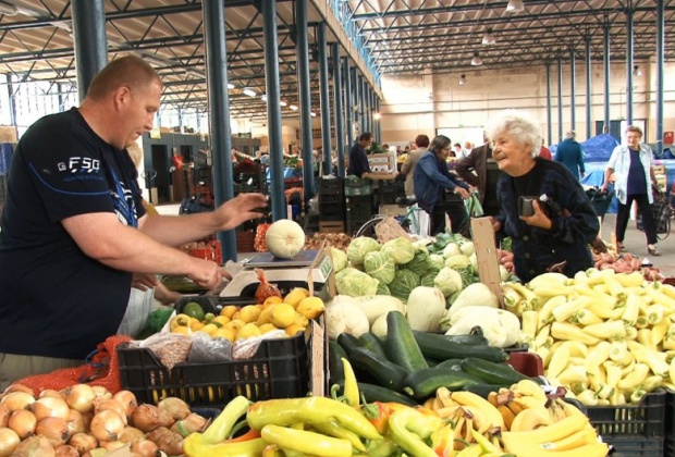 Fut a piacon a kovászos uborka