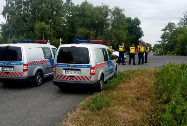 Készenléti rendőrök segítenek a Balatonparton