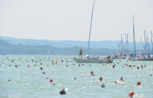 Július 15-től jelentkezhetünk a 38. Balaton-átúszásra