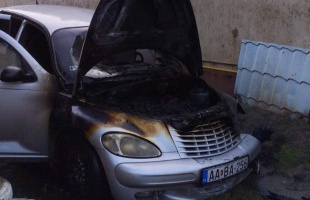 Autó égett a családi ház udvarán