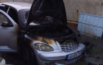 Autó égett a családi ház udvarán