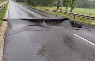 Beszakadt az út Kaposszekcsőnél a nagy esőzés miatt