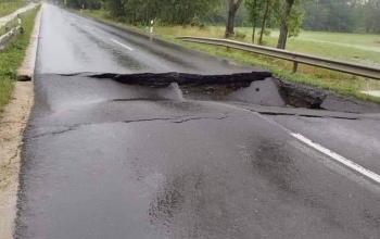 Beszakadt az út Kaposszekcsőnél a nagy esőzés miatt