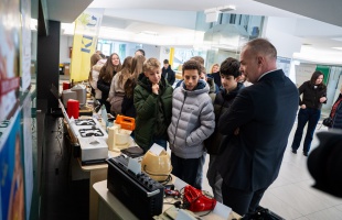 Még működik! – Retró elektronikai cikkekből álló kiállítás nyílt az Együd Árpád Kulturális Központban