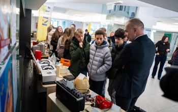 Még működik! – Retró elektronikai cikkekből álló kiállítás nyílt az Együd Árpád Kulturális Központban