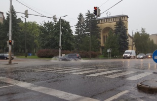 Továbbra is felhőszakadásokra figyelmeztet a meteorológia