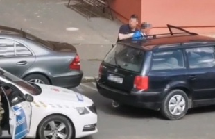 GTA Kaposvár - Rendőrök szedték ki a sofőrt az autósüldözés után a Szondi utcában