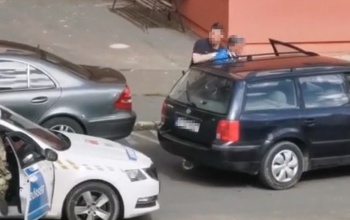 GTA Kaposvár - Rendőrök szedték ki a sofőrt az autósüldözés után a Szondi utcában