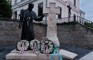 Az emberkatedrális emléke előtt tisztelegtek a kaposváriak - 125 éve született Márton Áron
