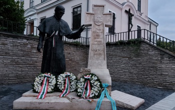 Az emberkatedrális emléke előtt tisztelegtek a kaposváriak - 125 éve született Márton Áron
