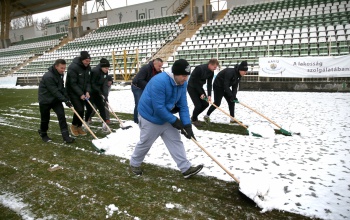 Szurkolóival közösen takarította le gyepét a Rákóczi