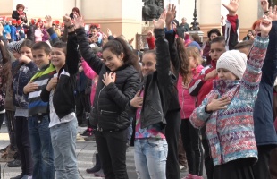 Meglepetés gárdonyis flashmob a Kossuth téren