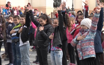 Meglepetés gárdonyis flashmob a Kossuth téren