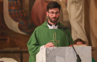 Tomanek Péter plébános 45 éves