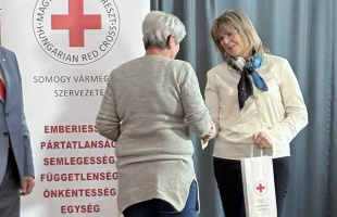 Jubiláló véradókat köszöntöttek a VöröskeresztnélJubiláló véradókat köszöntöttek a Vöröskeresztnél