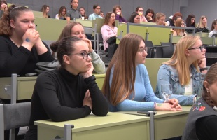 Lányok napja az egyetemen: tudományos, mérnöki és informatikai szakmákkal ismerkedhettek a diáklányok
