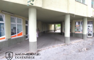 Falhoz szorította, szemöldökébe harapott és ki akarta rabolni