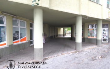 Falhoz szorította, szemöldökébe harapott és ki akarta rabolni