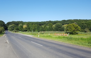 Már a 67-es útról is látszik egy Deseda felirat