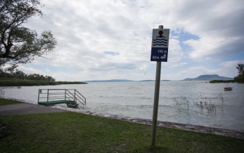 Két holttestet találtak a Balatonban, egy férfit még keresnek