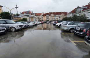 Ingyenes parkolás: dugig van a belváros autóval
