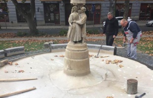 Elkezdődött! Szétszedték a város első szökőkútját