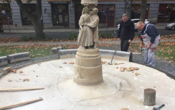 Elkezdődött! Szétszedték a város első szökőkútját