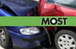 Egymásba rohant két autó Kaposváron a 67-es főúton
