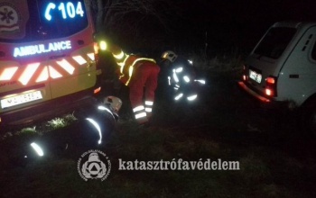 Sárba ragadt mentőt mentettek