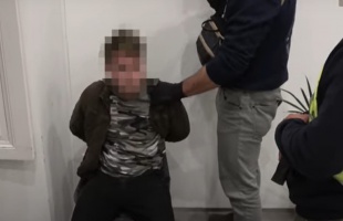 Szörnyű gyilkosság Somogyban: vadászpuskával lőtte fejbe az apját egy 18 éves férfi - VIDEÓ