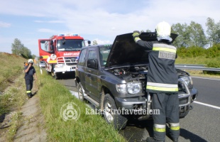 Füstölt az autó motortere a sztrádán