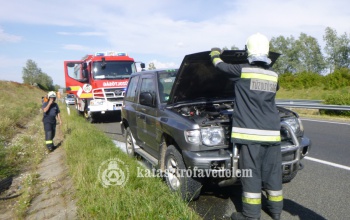 Füstölt az autó motortere a sztrádán