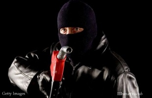 Nem csak a buszba tankolt, hanem sunyiba egy kannába is