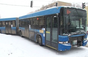 Elakadt busz a négysávoson